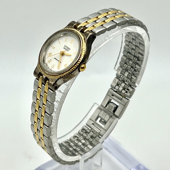 Vintage Petite Citizen Round Gold White and Silver tones Ladies watch Working - Picture 5 of 9